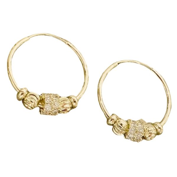 Argollas Mediana genial con dijes de zircones y bolitas detalle enchapado en oro 14k