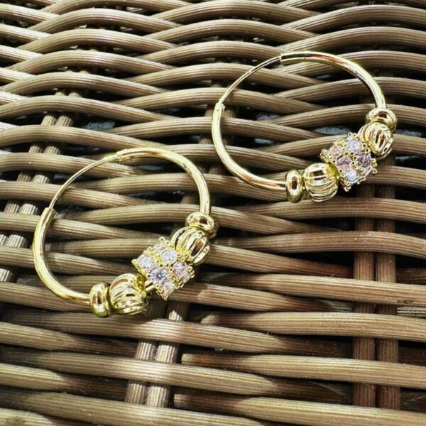 Argollas Mediana genial con dijes de zircones y bolitas detalle enchapado en oro 14k