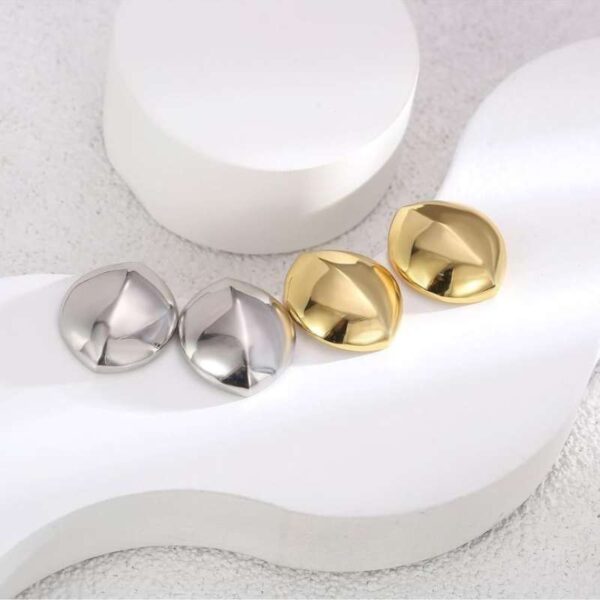 Studs Dorados Ovalados Radiante Enchapado en Oro 14K