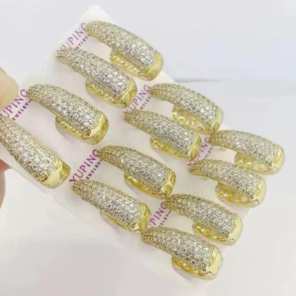 Aritos Xuping Honduras -18k Huggie largo sensacional con cirnonias