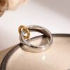 Anillo Minimalista acero inoxidable enchapado Oro de 18k, Diseño de Duna de Arena Tallas 6, 7 y 8 magnífico