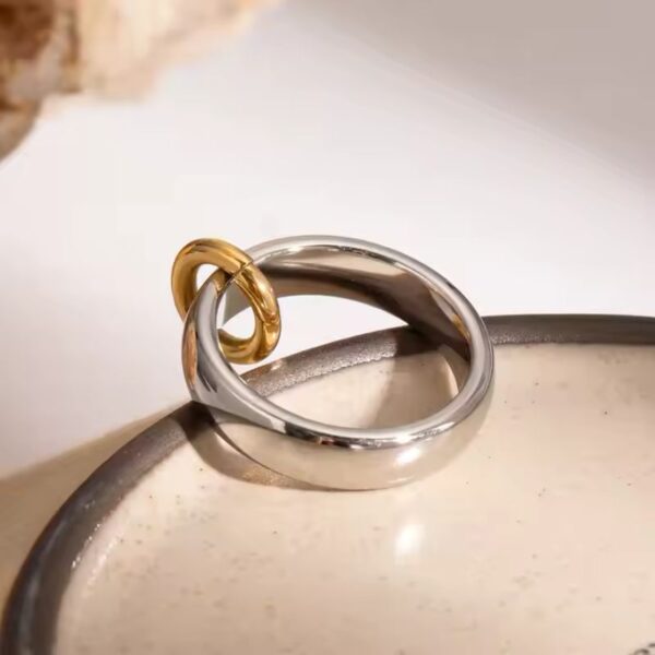 Anillo Minimalista acero inoxidable enchapado Oro de 18k, Diseño de Duna de Arena Tallas 6, 7 y 8 magnífico