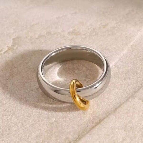 Anillo Minimalista acero inoxidable enchapado Oro de 18k, Diseño de Duna de Arena Tallas 6, 7 y 8 magnífico