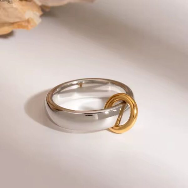 Anillo Minimalista acero inoxidable enchapado Oro de 18k, Diseño de Duna de Arena Tallas 6, 7 y 8 magnífico