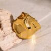 Anillo Abierto corrugado grueso y sencillo de acero inoxidable pulido con enchapado Oro18K magnífico