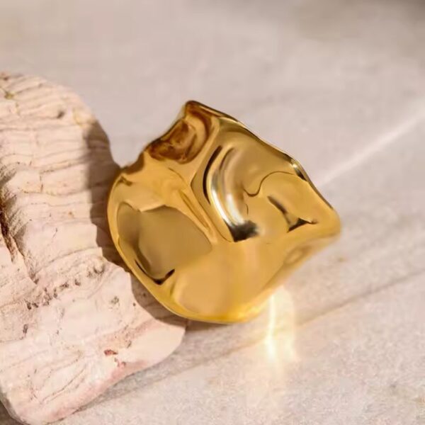 Anillo Abierto corrugado grueso y sencillo de acero inoxidable pulido con enchapado Oro18K magnífico
