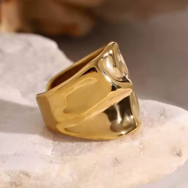 Anillo Abierto corrugado grueso y sencillo de acero inoxidable pulido con enchapado Oro18K magnífico