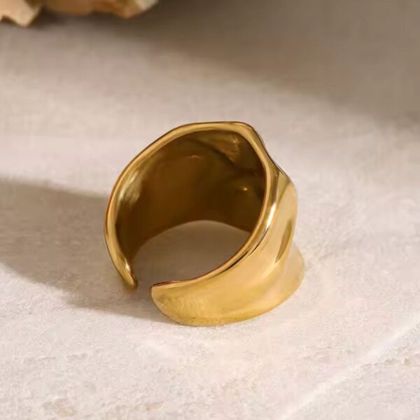 Anillo Abierto corrugado grueso y sencillo de acero inoxidable pulido con enchapado Oro18K magnífico