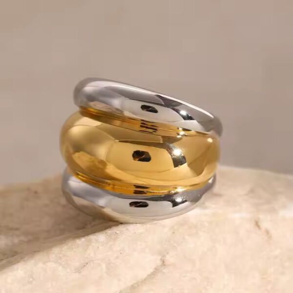 Anillo dos tonos con capas acanaladas grueso de acero inoxidable y enchapado en oro de 18k fascinante