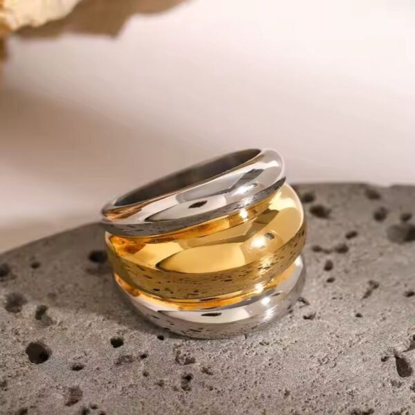 Anillo dos tonos con capas acanaladas grueso de acero inoxidable y enchapado en oro de 18k fascinante