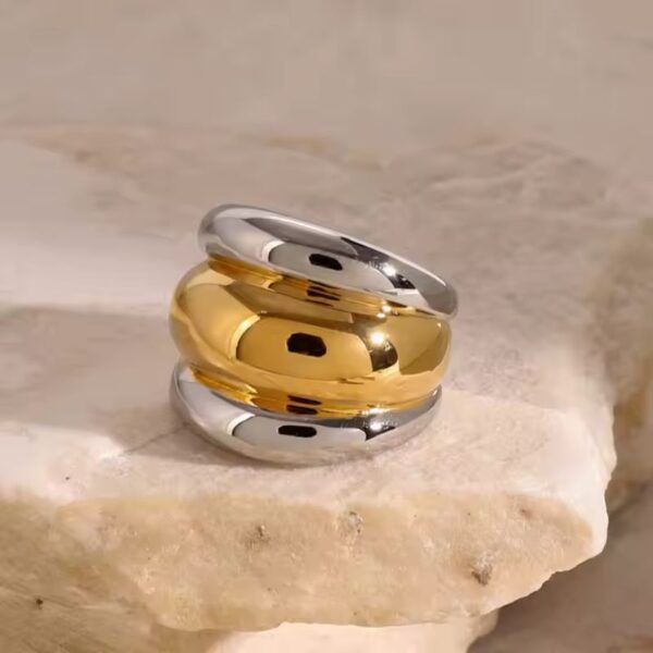 Anillo dos tonos con capas acanaladas grueso de acero inoxidable y enchapado en oro de 18k fascinante