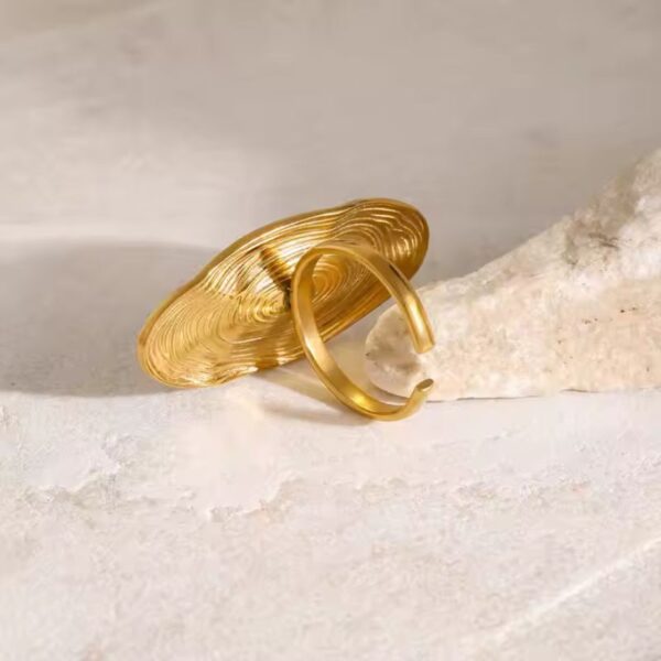 Anillo Ovalado Perla Textura radiante Acero Inoxidable y enchapado 18k