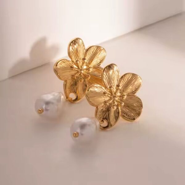 Aretes Colgantes con Perla Barroca y Flor Acero auténtico Inoxidable enchapado en oro 18k delicado