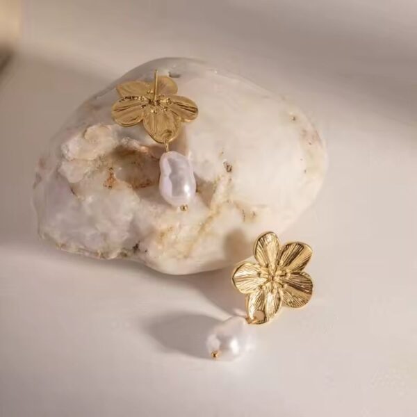 Aretes Colgantes con Perla Barroca y Flor Acero auténtico Inoxidable enchapado en oro 18k delicado