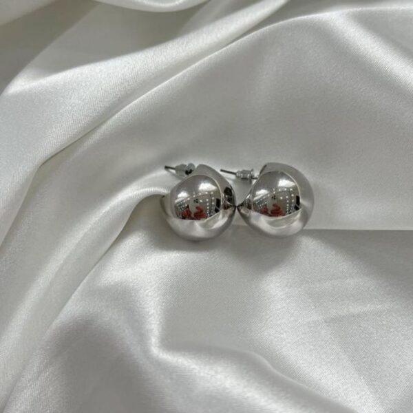 Arete Bola Plateado Radiante Enchapado en Plata 925