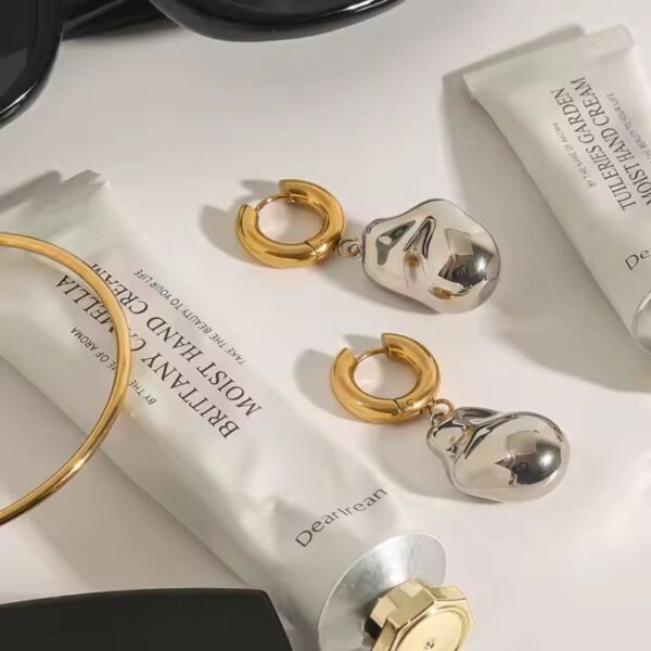 Aretes Modernos Colgantes dos tonos de acero inoxidable vibrante chapado en oro de 18k