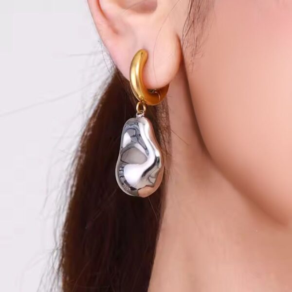 Aretes Modernos Colgantes dos tonos de acero inoxidable vibrante chapado en oro de 18k