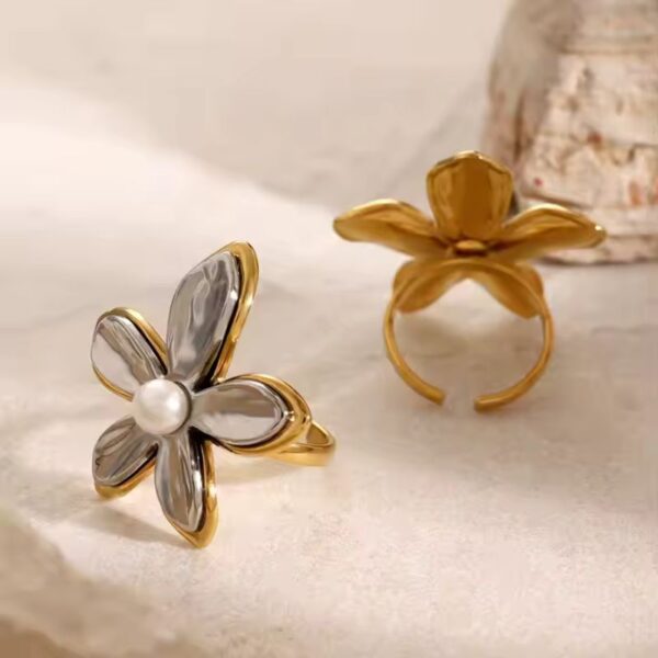 Joyeria Calidad forma de flor con perla al centro elaborado en acero inoxidable y enchapado en oro de 18k