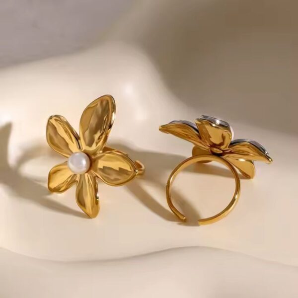 Joyeria Calidad forma de flor con perla al centro elaborado en acero inoxidable y enchapado en oro de 18k