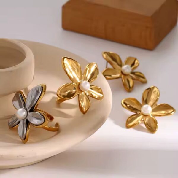 Joyeria Calidad forma de flor con perla al centro elaborado en acero inoxidable y enchapado en oro de 18k