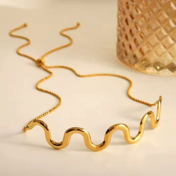 Choker de moda ondulada acero inoxidable con enchapado de oro de 18k sensacional