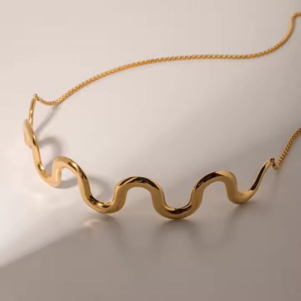Choker de moda ondulada acero inoxidable con enchapado de oro de 18k sensacional