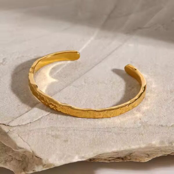 Brazalete Abierto Martillado Acero Inoxidable y enchapado en oro de 18k hermoso