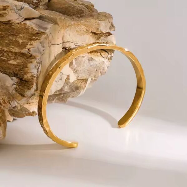 Brazalete Abierto Martillado Acero Inoxidable y enchapado en oro de 18k hermoso