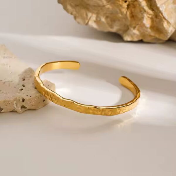 Brazalete Abierto Martillado Acero Inoxidable y enchapado en oro de 18k hermoso