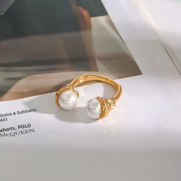 Anillo abierto martillado texturizado perla joyeria moderna espectacular ajustable acero inoxidable oro 18K