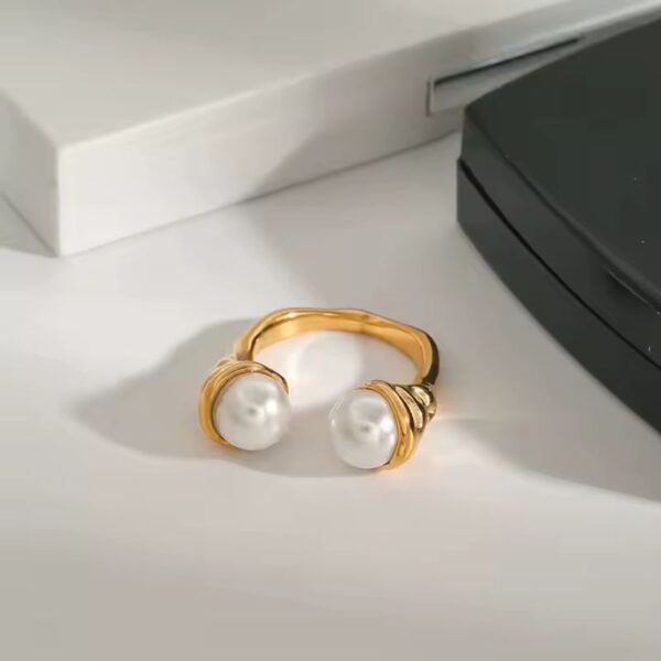 Anillo abierto martillado texturizado perla joyeria moderna espectacular ajustable acero inoxidable oro 18K