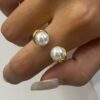 Anillo abierto martillado texturizado perla joyeria moderna espectacular ajustable acero inoxidable oro 18K