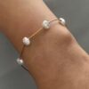 Pulsera de perlas acrílicas único en Acero Inoxidable enchapado en Oro de 18K con cadena ajustable impecable