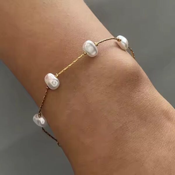 Pulsera de perlas acrílicas único en Acero Inoxidable enchapado en Oro de 18K con cadena ajustable impecable