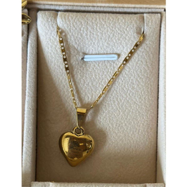 Cadena enchapada en oro 18k con dije corazon esencial