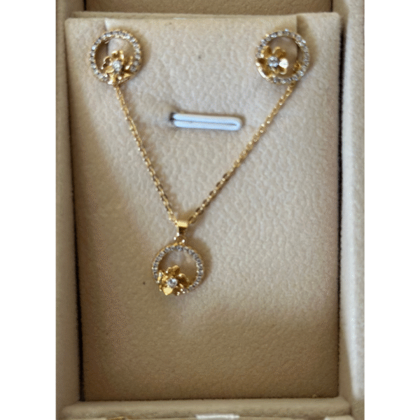 Marca Zahara Set Flor laminado en oro de 18k hermoso